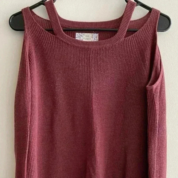 Pink Republic Burgundy Cold Shoulder Lightweight Sweater - Women’s Medium - Picture 1 of 9